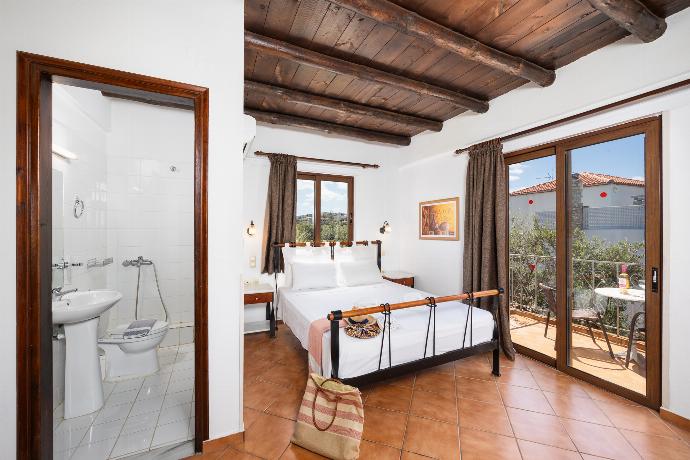 Double bedroom with en suite bathroom and A/C . - Villa Tzina . (Galería de imágenes) }}
