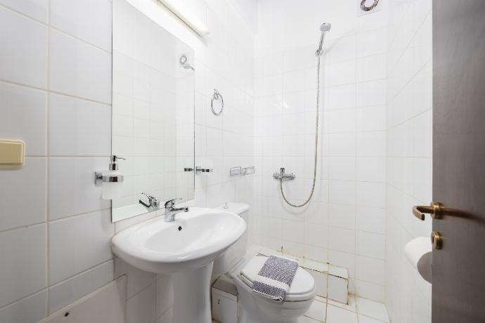 En suite bathroom with shower . - Villa Tzina . (Galería de imágenes) }}
