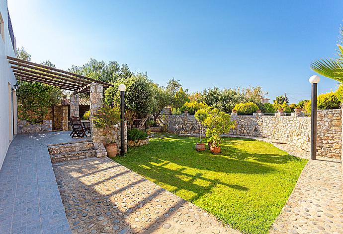 Garden area . - Villa Melina . (Galerie de photos) }}