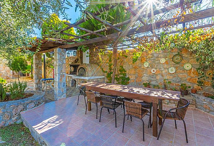 Outdoor dining area . - Villa Melina . (Galerie de photos) }}