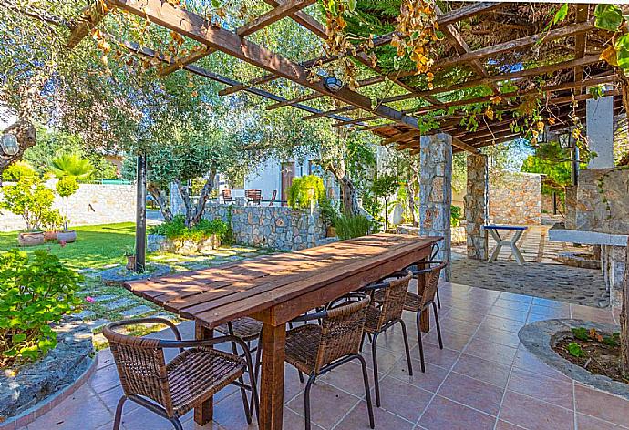 Outdoor dining area . - Villa Melina . (Fotogalerie) }}