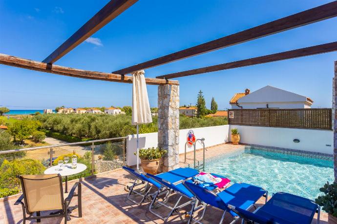 Private pool, garden, and terrace with sea views . - Villa Melina . (Галерея фотографий) }}
