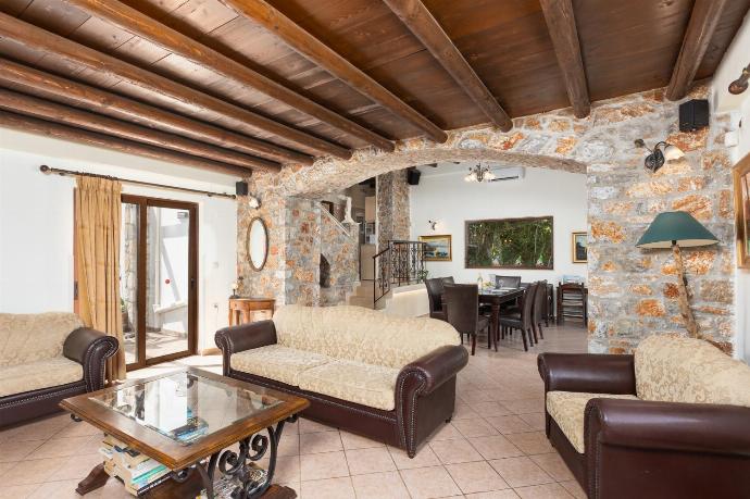 Open-plan living room with sofas, dining area, kitchen, ornamental fireplace, A/C, WiFi internet, and satellite TV . - Villa Melina . (Галерея фотографий) }}