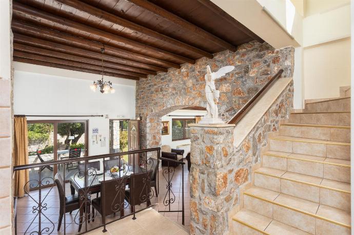 Open-plan living room with sofas, dining area, kitchen, ornamental fireplace, A/C, WiFi internet, and satellite TV . - Villa Melina . (Fotogalerie) }}