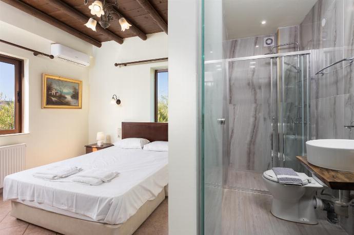 Double bedroom with en suite bathroom and A/C . - Villa Melina . (Photo Gallery) }}
