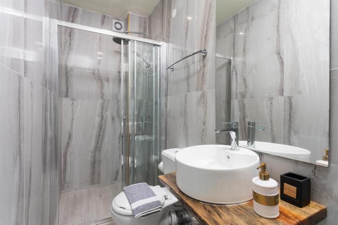 En suite bathroom with shower . - Villa Melina . (Galerie de photos) }}