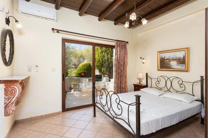 Double bedroom with A/C . - Villa Melina . (Fotogalerie) }}