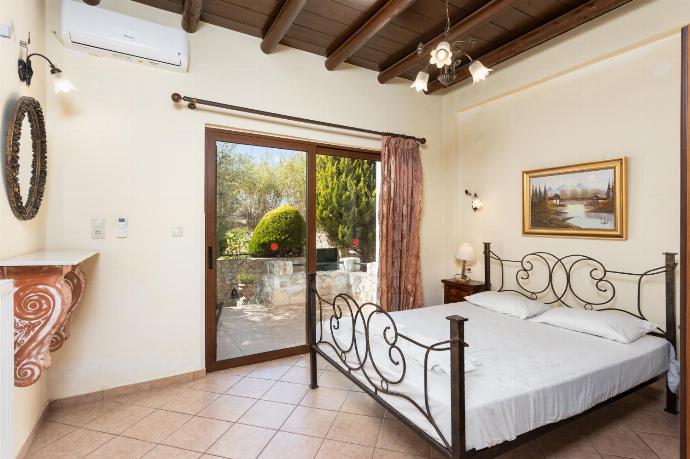 Double bedroom with A/C . - Villa Melina . (Galerie de photos) }}