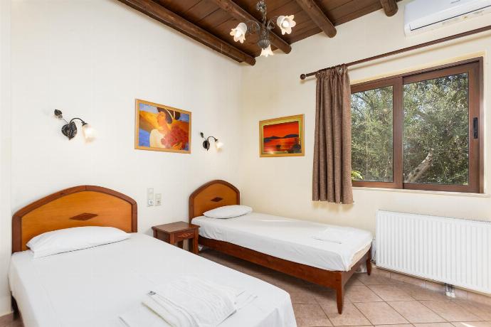 Twin bedroom with A/C . - Villa Melina . (Fotogalerie) }}