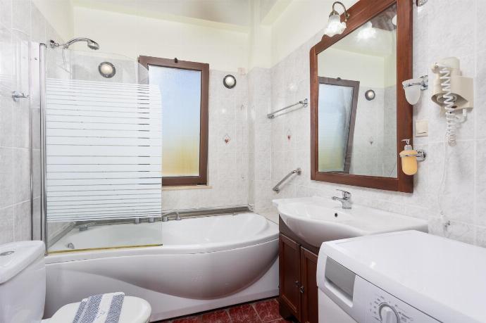 Family bathroom with bath and shower . - Villa Melina . (Fotogalerie) }}