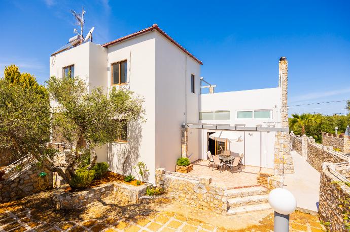 Terrace area . - Villa Melina . (Photo Gallery) }}
