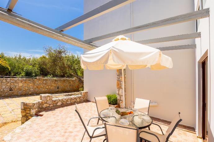 Terrace area . - Villa Melina . (Photo Gallery) }}