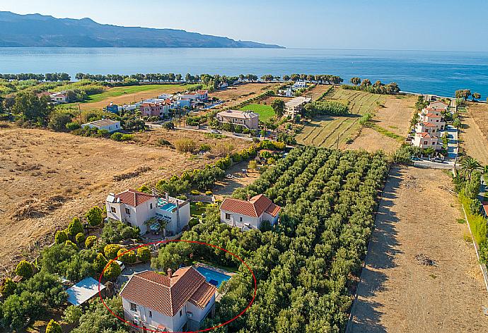 Aerial view showing location of Villa Nineta . - Villa Nineta . (Galerie de photos) }}