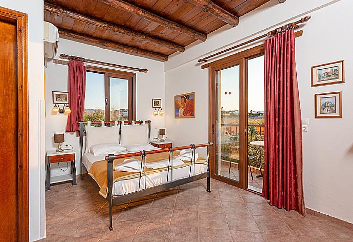 Double bedroom with en suite bathroom, A/C, and balcony access . - Villa Nineta . (Galleria fotografica) }}