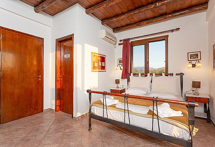 Double bedroom with en suite bathroom, A/C, and balcony access . - Villa Nineta . (Galleria fotografica) }}