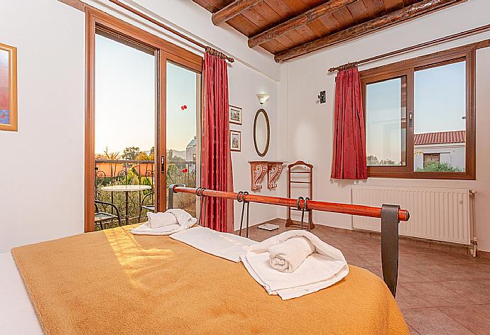 Double bedroom with en suite bathroom, A/C, and balcony access . - Villa Nineta . (Galleria fotografica) }}