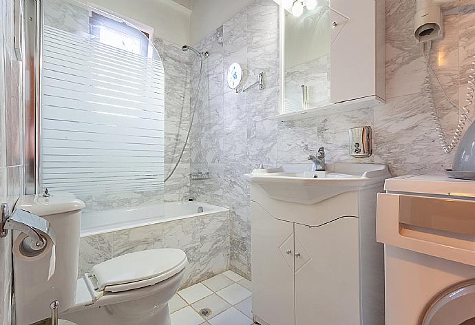 Family bathroom with bath and shower . - Villa Nineta . (Galerie de photos) }}