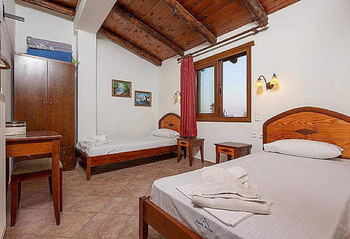 Twin bedroom with A/C . - Villa Nineta . (Galleria fotografica) }}