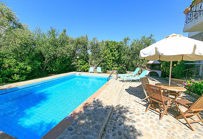 Private pool with terrace area . - Villa Nineta . (Galerie de photos) }}