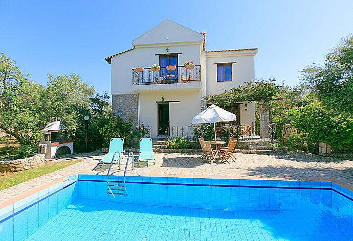 Private pool with terrace . - Villa Nineta . (Photo Gallery) }}