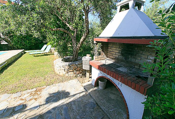 Terrace and garden area with BBQ . - Villa Nineta . (Galerie de photos) }}