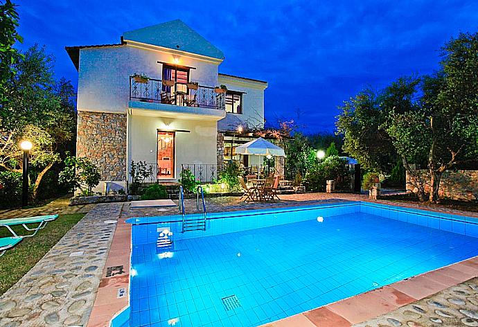 Private pool with terrace area . - Villa Nineta . (Fotogalerie) }}