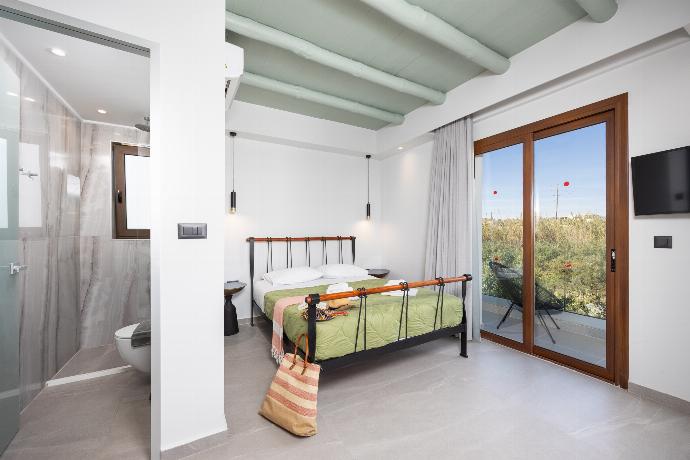 Double bedroom with en suite bathroom and A/C . - Villa Nineta . (Photo Gallery) }}