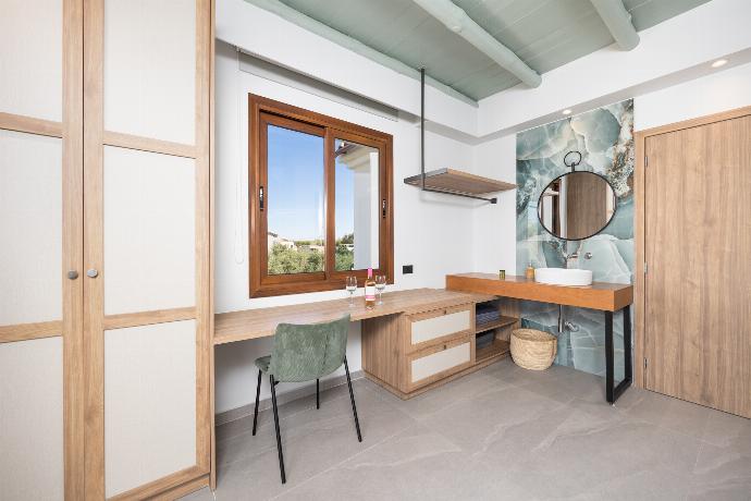 Double bedroom with en suite bathroom and A/C . - Villa Nineta . (Photo Gallery) }}
