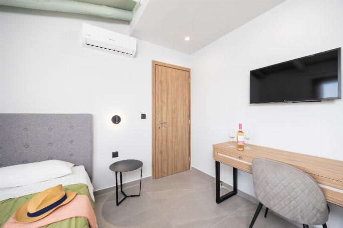 Twin bedroom with A/C . - Villa Nineta . (Photo Gallery) }}