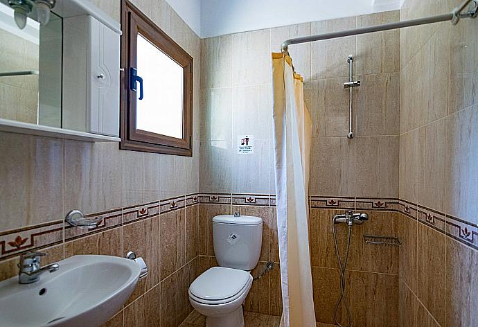 Bathroom with shower . - Villa Nikolas . (Photo Gallery) }}