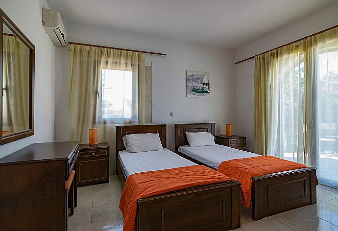 Twin bedroom with A/C . - Villa Nikolas . (Fotogalerie) }}