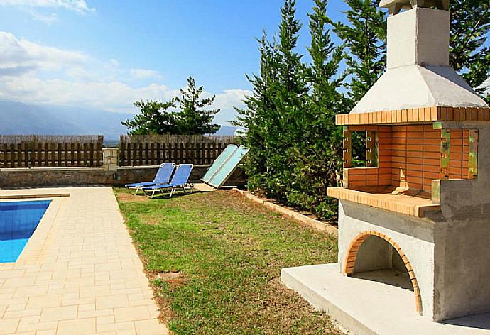 Terrace area with BBQ . - Villa Nikolas . (Galerie de photos) }}