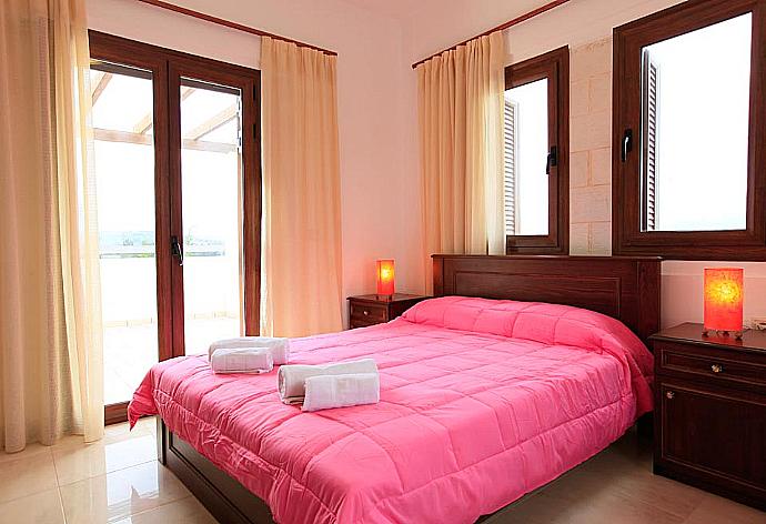 Double bedroom with A/C . - Villa Nikolas . (Galería de imágenes) }}