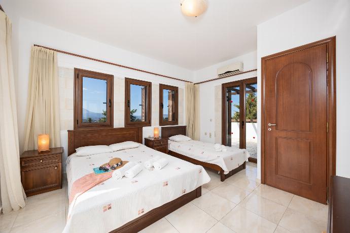 Bedroom with double bed, single bed, en suite bathroom, and A/C . - Villa Nikolas . (Galleria fotografica) }}