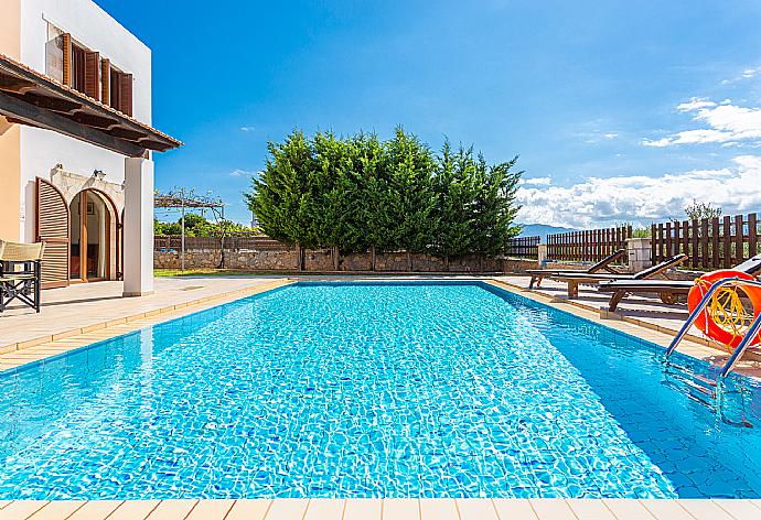 Private pool and terrace . - Villa Eva . (Fotogalerie) }}