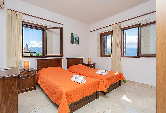 Twin bedroom with A/C  . - Villa Eva . (Galería de imágenes) }}