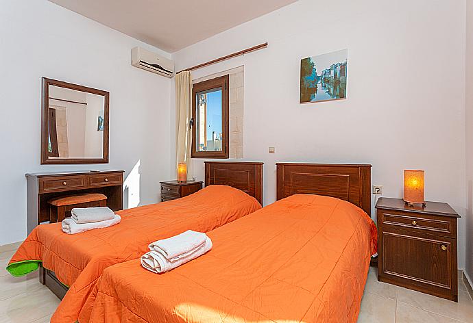 Twin bedroom with A/C  . - Villa Eva . (Galería de imágenes) }}