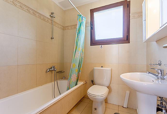 Family bathroom with bath and shower . - Villa Eva . (Fotogalerie) }}