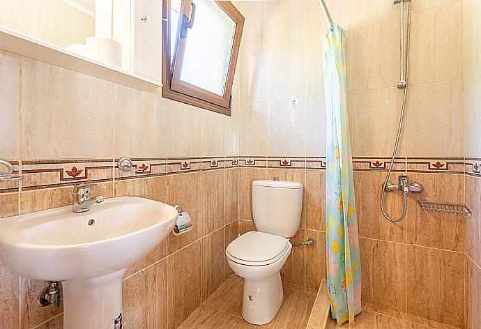 Family bathroom with shower . - Villa Eva . (Photo Gallery) }}