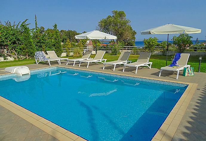 Private pool with garden and terrace area . - Villa Alexandra . (Galería de imágenes) }}