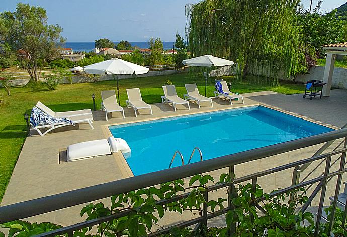 Private pool with garden and terrace area . - Villa Alexandra . (Fotogalerie) }}