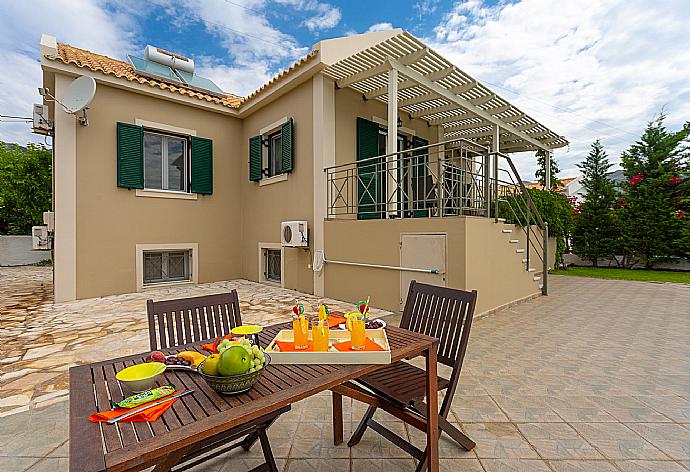 Outdoor dining area . - Villa Alexandra . (Galería de imágenes) }}