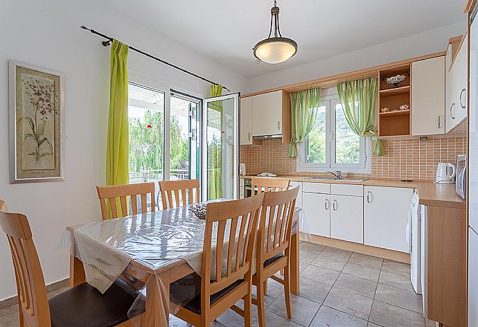 Dining area and equipped kitchen . - Villa Alexandra . (Galerie de photos) }}