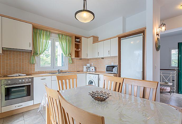 Dining area and equipped kitchen . - Villa Alexandra . (Fotogalerie) }}