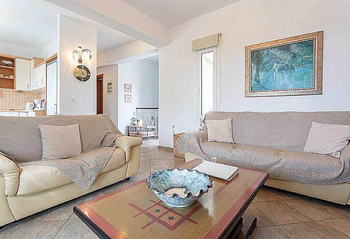 Open-plan living room with dining area, kitchen, deck access, A/C, WiFi Internet, Satellite TV, and DVD player . - Villa Alexandra . (Galleria fotografica) }}