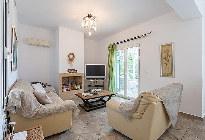 Open-plan living room with dining area, kitchen, deck access, A/C, WiFi Internet, Satellite TV, and DVD player . - Villa Alexandra . (Fotogalerie) }}