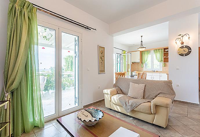 Open-plan living room with dining area, kitchen, deck access, A/C, WiFi Internet, Satellite TV, and DVD player . - Villa Alexandra . (Galleria fotografica) }}