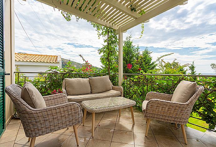 Outdoor seating on deck . - Villa Alexandra . (Fotogalerie) }}