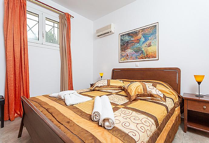 Double bedroom on ground floor with A/C . - Villa Alexandra . (Fotogalerie) }}