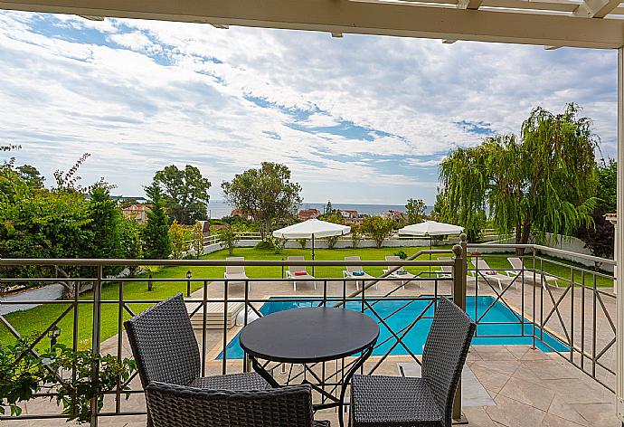 Outdoor seating on deck . - Villa Alexandra . (Fotogalerie) }}